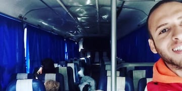 León Darío junto a sus perritos en el colectivo (Instagram)