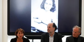 Teresien da Silva (i) habla mientras Ronald Leopold (c) escucha, ambos de la Fundación Anne Frank, mientras la Casa de Ana Frank publica el texto previamente desconocido del diario de Ana Frank (en la imagen en la pantalla), en Amsterdam, Holanda, el 15 de mayo de 2018\u002E Se han hecho dos páginas de su famoso diario\u002E visible con técnicas de edición digital de fotos\u002E Anne Frank (1929-1945) era una chica judía que tuvo que esconderse de los nazis en su casa de Amsterdam durante la Segunda Guerra Mundial hasta que fue descubierta y llevada al campo de concentración de Auschwitz y luego se trasladó al campo de concentración de Bergen-Belsen donde ella murió a la edad de 15 años\u002E