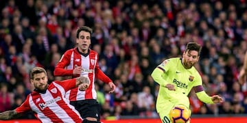 El defensa del Athletic de Bilbao Iñigo Martínez pelea un balón con el delantero argentino del F\u002EC Barcelona Lionel Messi EFE/Javier Zorrilla