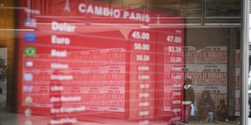 AME4821\u002E BUENOS AIRES (ARGENTINA), 25/04/2019\u002E- Fotografía de un tablero con información sobre tasas de cambio este jueves en Buenos Aires (Argentina)\u002E El precio del dólar volvió a abrir al alza en Argentina este jueves, un 4,67 % por encima del cierre de ayer, y la prima de riesgo sobrepasa ya los 1\u002E000 puntos básicos, una cifra inédita desde comienzos de 2014\u002E EFE/ Juan Ignacio Roncoroni