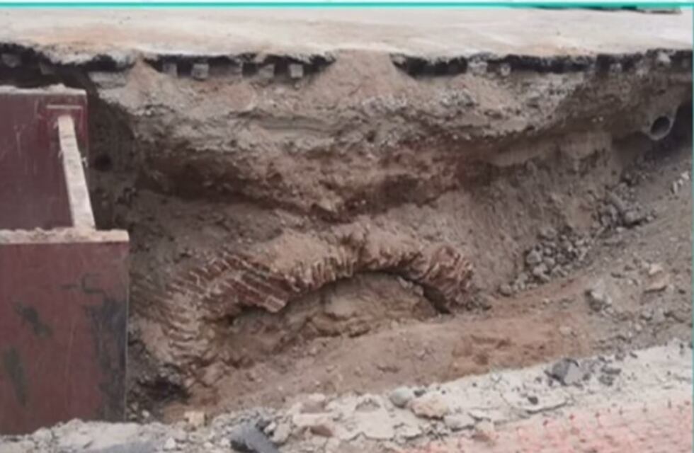 Apareció un túnel que data 1890 mientras cavaban una cloaca en la Costanera
