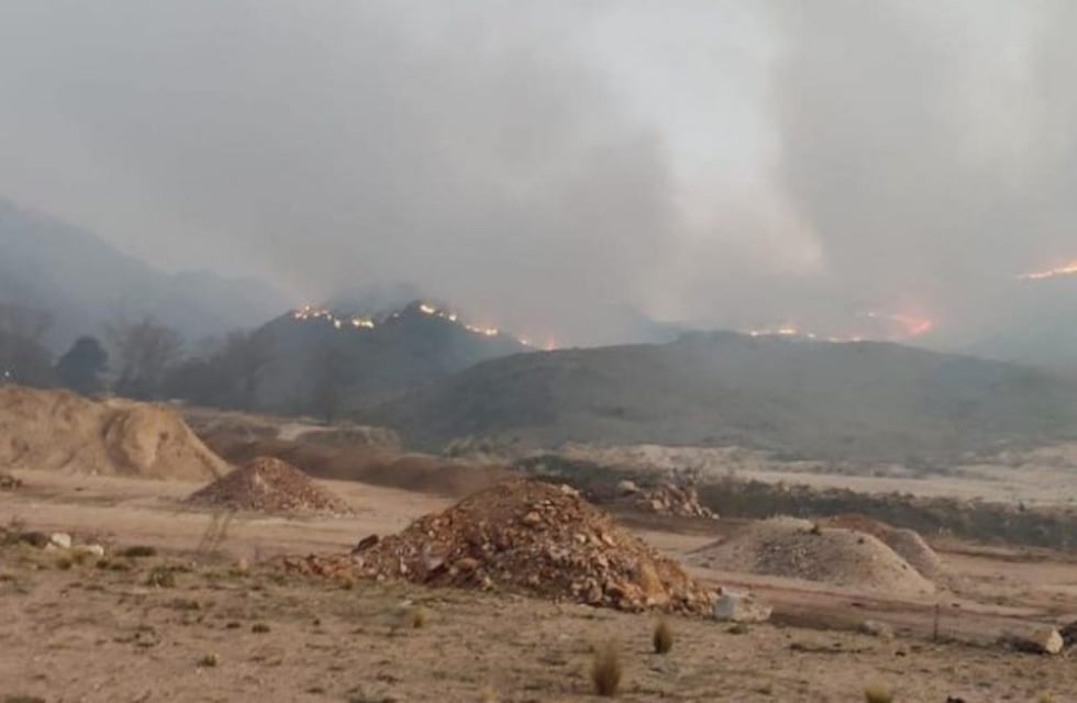 Más de 40 bomberos y 5 aviones combaten voraz incendio en el sur de Córdoba