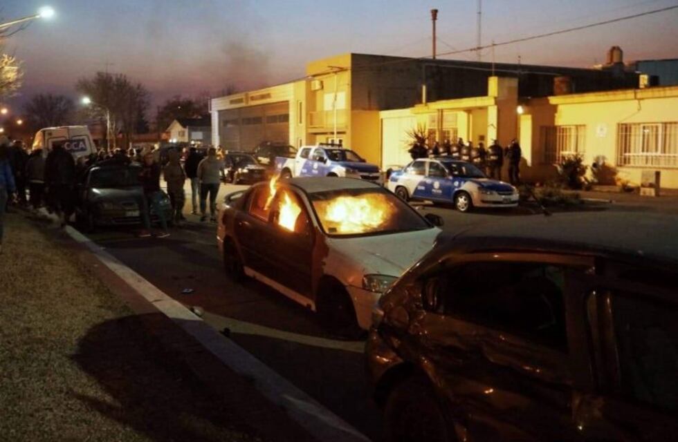 Pueblada tras agresión policial a jubilado que cenaba con su familia