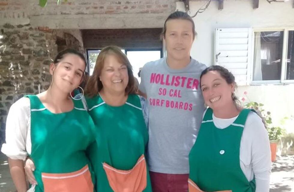 Gran gesto: Matías Almeyda entregó cajas navideñas en Rinconcito del Carmen