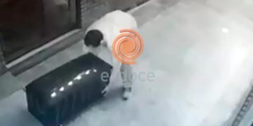 Video del femicida retirando el cuerpo que sería calcinado en un basural\u002E