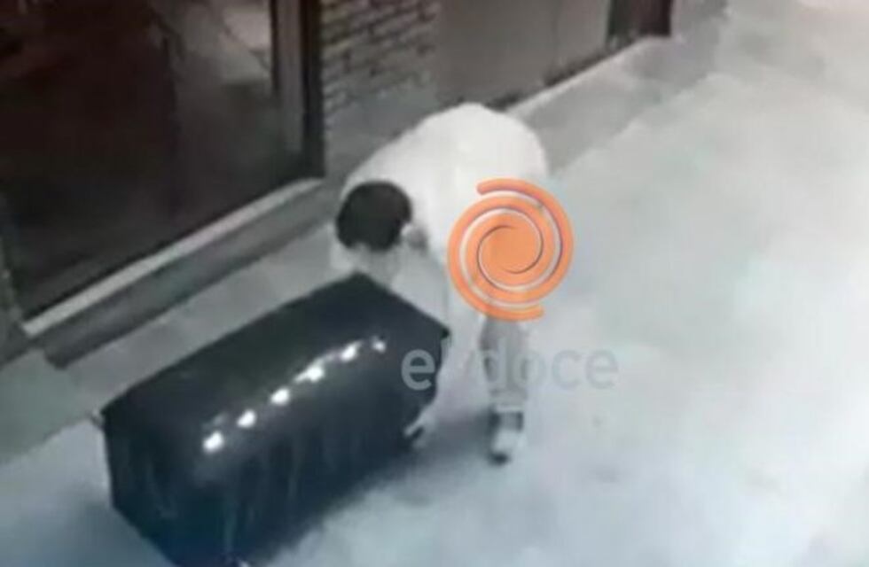 Quedó filmado el momento en que el femicida retira del edificio el cuerpo de la mujer que fue calcinada en un basural