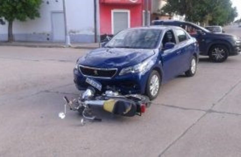 Leones: accidente entre un automóvil y una moto