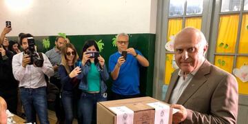 Miguel Lifschitz votando en las elecciones generales\u002E (@MiguelLifschitz)