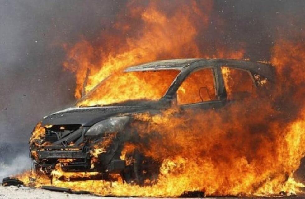 Por una estufa, se incendiaron dos autos en un taller mecánico de Catriló