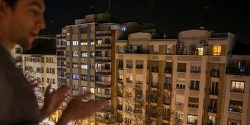 Aplausos espontáneos de ciudadanos españoles en agradecimiento a los que deben continuar trabajando: (Foto: RTVE\u002Ees)\u002E
