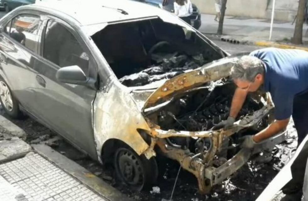 Nuevo ataque "caza Uber" en Almagro: incineraron un auto y le dejaron un mensaje en el baúl