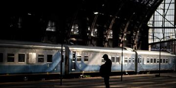 Una persona espera el tren en la Estación ferroviaria de Retiro\u002E (EFE)