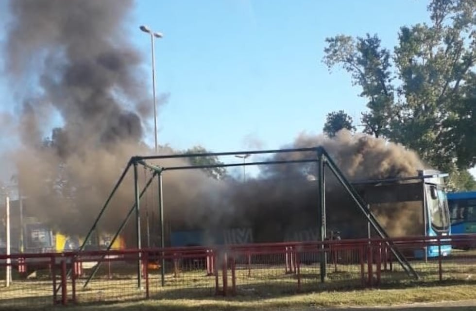Se quemó por completo un colectivo de la línea 103