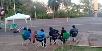 Los manifestantes se mantienen sobre la ruta 12 para que los camiones no pasen\u002E
