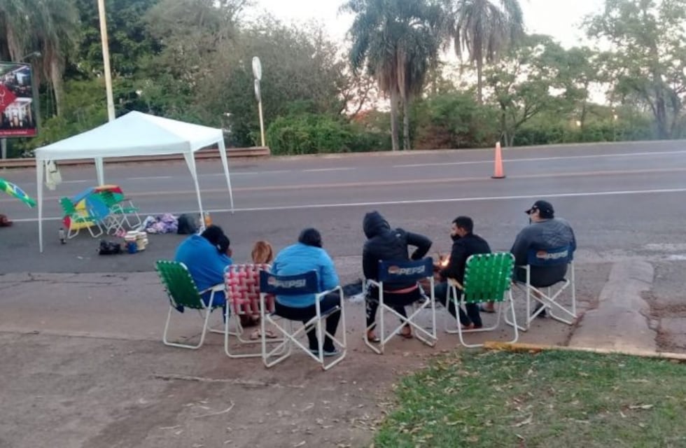 Unos 60 camiones permanecen varados en Puerto Iguazú por el reclamo para la reapertura de la frontera