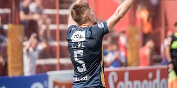 Leonardo Gil sufrió una distensión en la rodilla en el partido con Argentinos Juniors\u002E (@carcoficial)