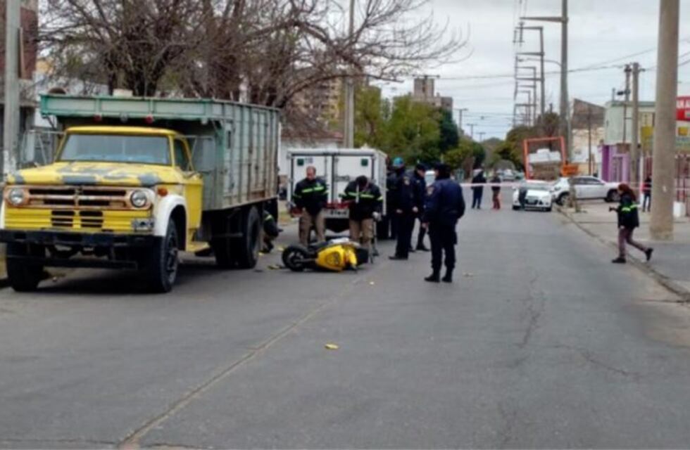 Llevaba a su hijo al colegio en moto y murió tras chocar contra un camión