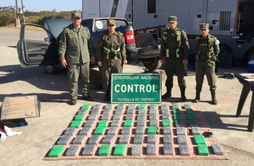 Dos jujeños habrían sido atrapados con más de 75 kilos de cocaína en su camioneta