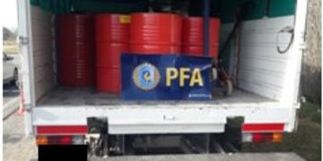Los recipientes de aceite secuestrados por la Policía Federal en Villa del Rosario\u002E (Prensa Policía Federal)
