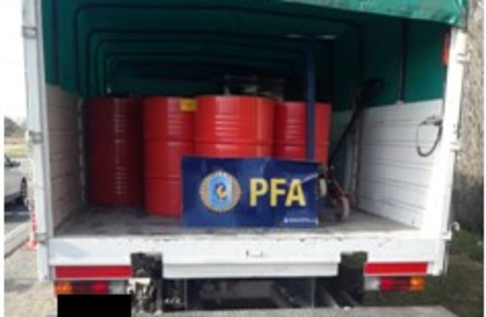 Secuestran tambores de aceite lubricante transportados ilegalmente en Córdoba