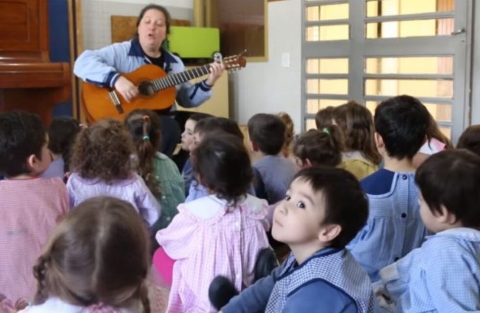 "Familia es, mamá y papá, o dos mamás o dos papás", la canción que se volvió viral