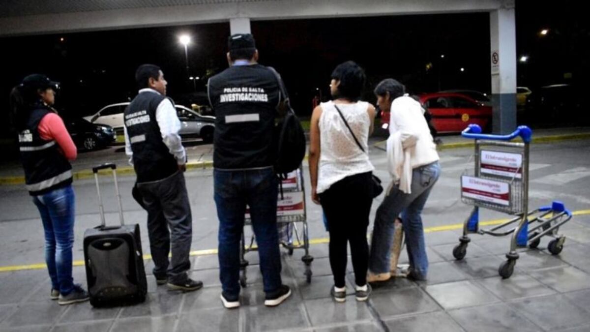 La joven junto a la policía (Prensa Policía)