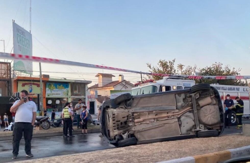 Choque e impresionante vuelco en el ingreso a Carlos Paz