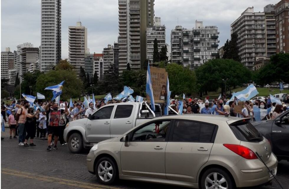 La protesta nacional contra el Gobierno llegó hasta el Monumento en Rosario