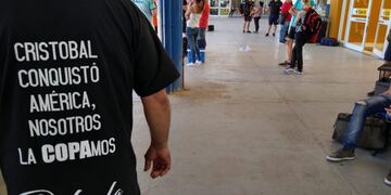Los sabaleros esperando viajar, en la terminal de Rafaela (Vía Rafaela)