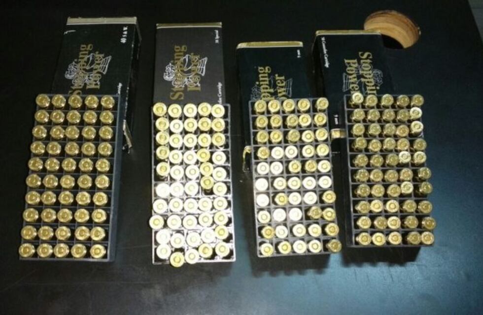 Detuvieron a tres jóvenes que llevaban cientos de municiones ocultas en una bolsa