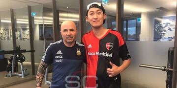 Chino leproso se sacu00f3 una foto con Sampaoli y sueu00f1a con conocer a Messi