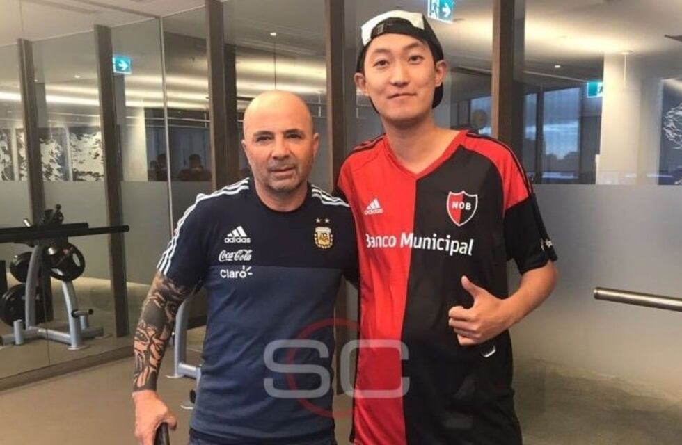 Un chino leproso se sacó una foto con Sampaoli y sueña con conocer a Messi