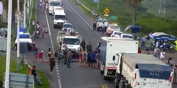 Cortaron el puente Chaco Corrientes familias del barrio San Pedro Pescador que van a ser desalojadas\u002E (Web)\u002E
