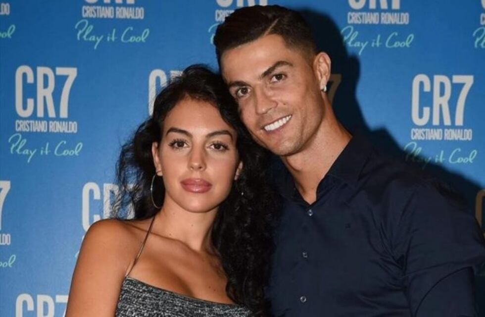 La novia de Cristiano Ronaldo hace las tareas domésticas en tanga en la cuarentena