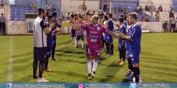Cali Rodríguez encabezó la salida de Racing a la cancha, ante el aplauso de los jugadores de Juniors\u002E Para imitar\u002E