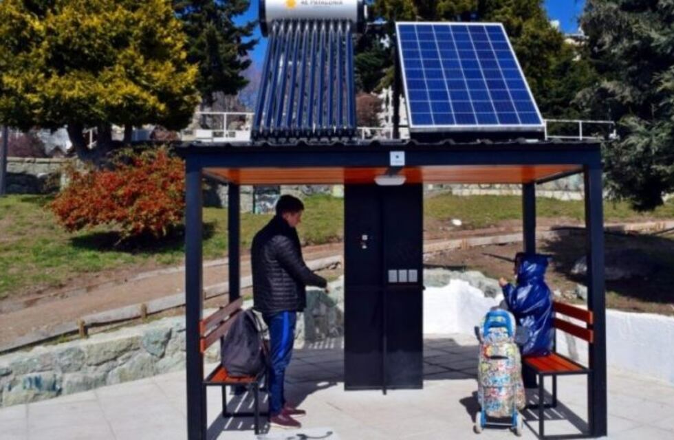 Instalaron en Bariloche un "refugio solar" para cargar celulares