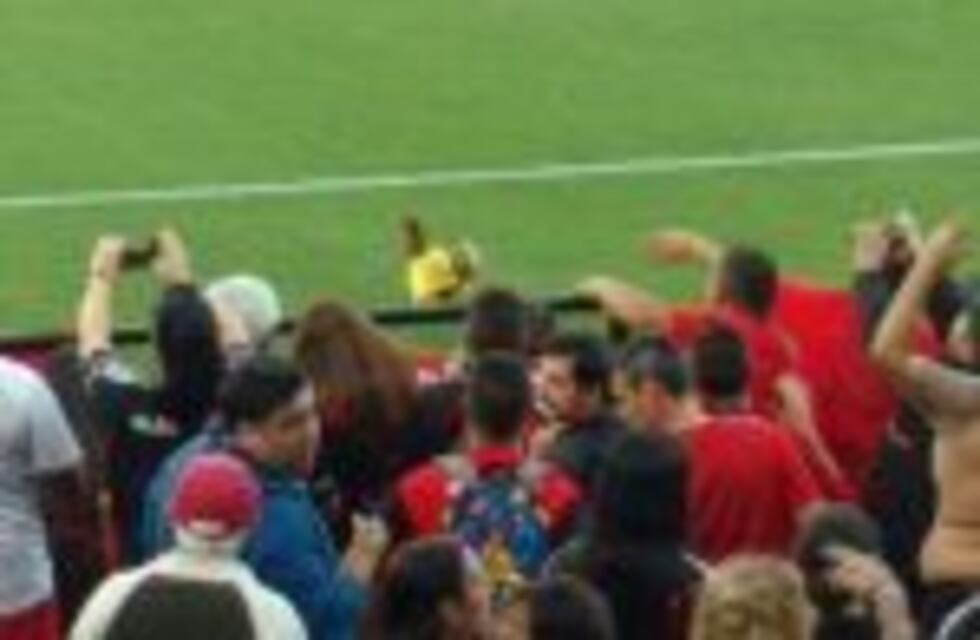 Hinchas leprosos largaron gallinas con los colores de Central en la cancha