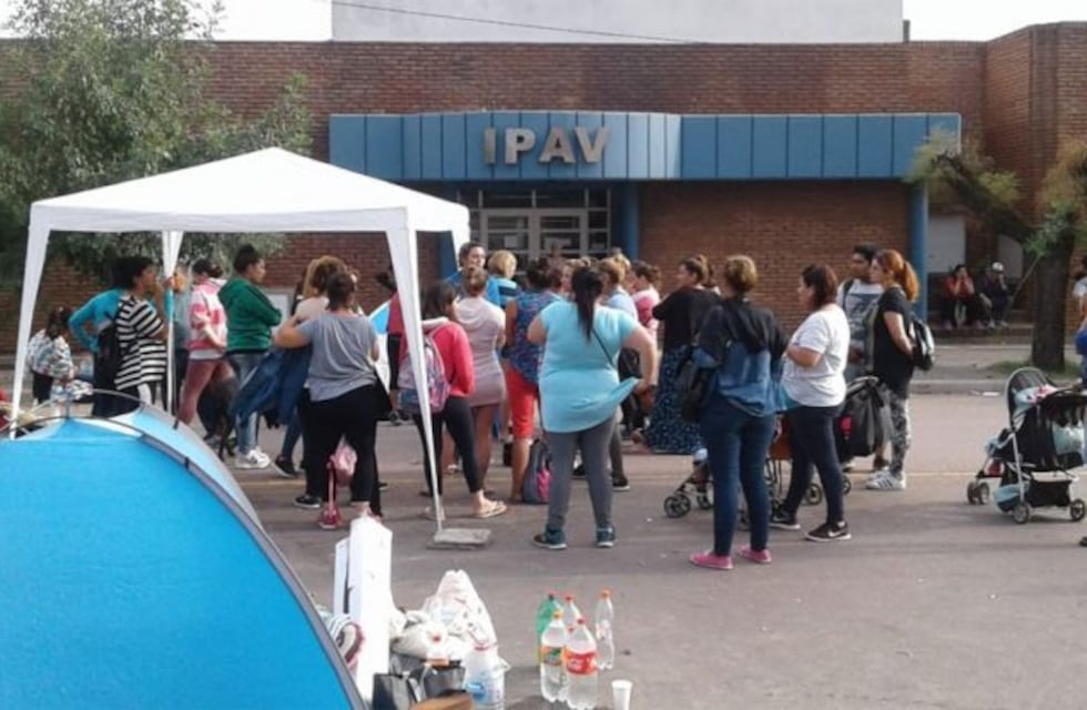 Familias acampan frente al IPAV en reclamo de viviendas