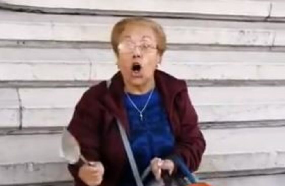 Una mujer caceroleó "al cuete" en Tribunales contra la Corte