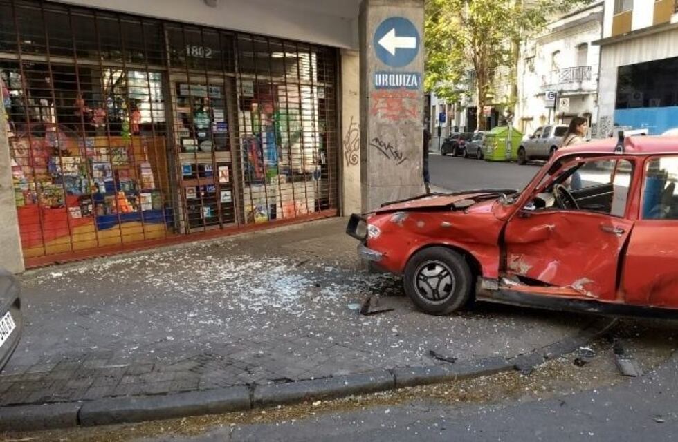 Impactante choque en una transitada esquina céntrica