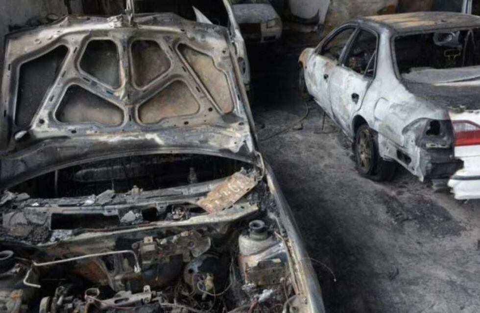 Se incendió un taller en Godoy Cruz y tres vehículos quedaron destruidos