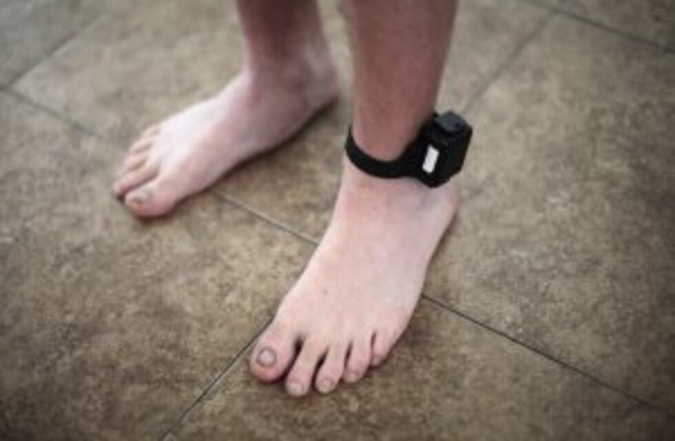 Violencia de género: autorizan uso de tobilleras