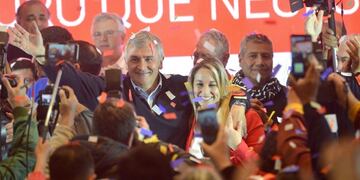 Gerardo Morales, en la celebración al consagrarse reelecto gobernador de la Provincia, acompañado por su esposa Tulia Snopek y rodeado por los principales referentes del frente Cambia Jujuy\u002E