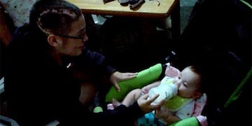 Micaela con su pequeño hijo