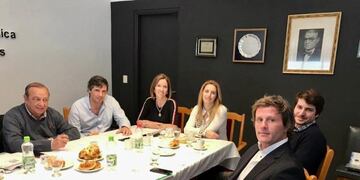 Miembros del gabinete municipal y de la Cámara Económica (prensa municipalidad)