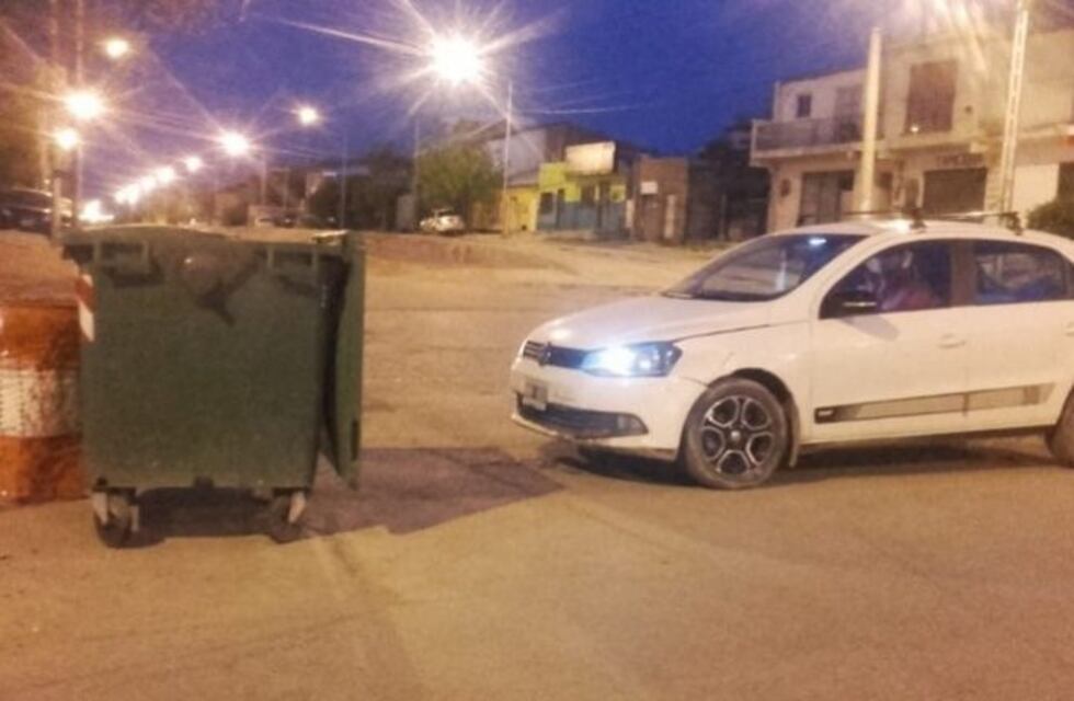 Un auto cayó en el pozo de una obra por falta de señalización