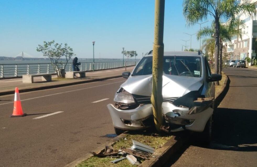 En el mismo lugar en el que volcó un Mustang días atrás, ahora chocó una Surán