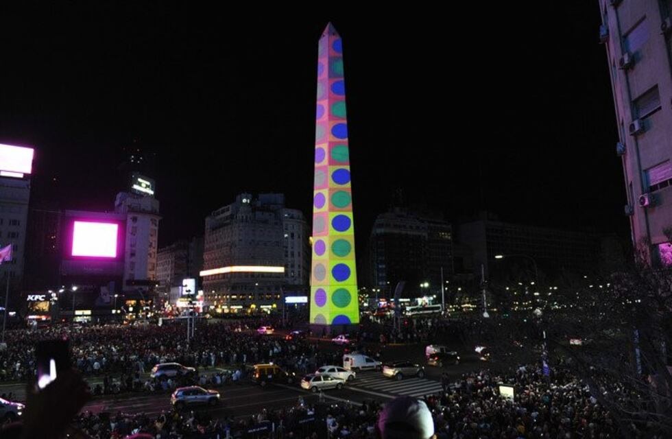 Noche de los Museos: más de un millón de personas, 280 espacios de arte y un Obelisco bañado de Le Parc