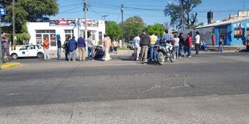 El accidente ocurrió cerca de las 10, en la esquina de Ayacucho y 25 de Mayo\u002E Foto: Daniel Rodríguez