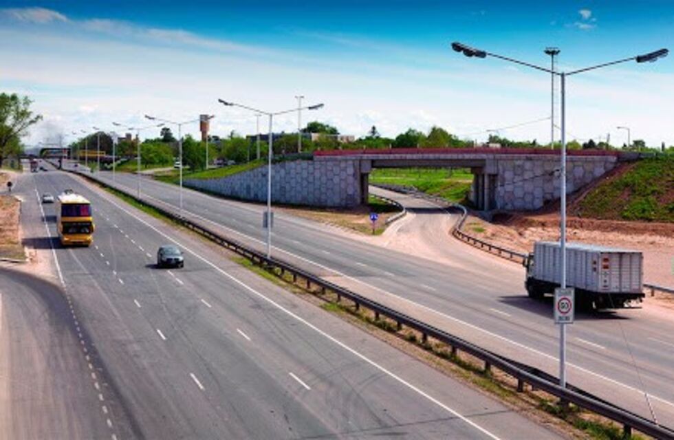 Accidente fatal en Córdoba: cayó de una moto y fue arrollada por un camión